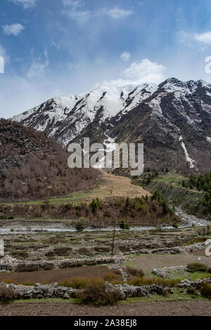 Ruisseau glaciaire au Kinnaur Kailash qui rejoint la rivière Baspa. Banque D'Images