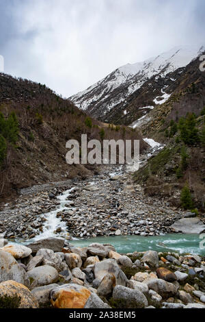 Ruisseau glaciaire au Kinnaur Kailash qui rejoint la rivière Baspa. Banque D'Images