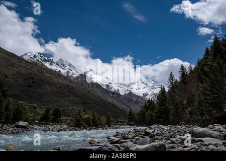 Village- Baspa Chitkul rivière coule à travers la vallée de Sangla Kinnaur Kailash entouré de montagnes. Banque D'Images