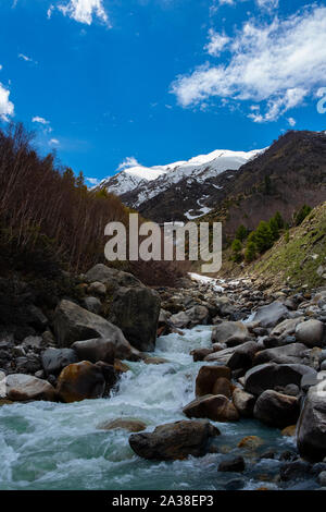 Ruisseau glaciaire au Kinnaur Kailash qui rejoint la rivière Baspa. Banque D'Images