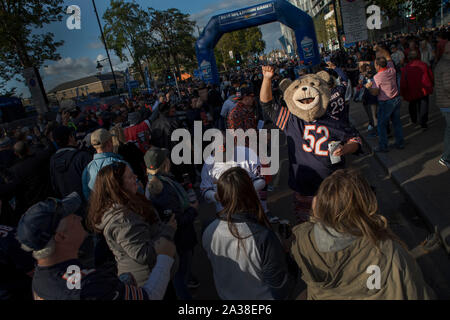 Tottenham Hotspur Stadium, Londres, Royaume-Uni. 6 octobre, 2019. Ligue nationale de football, ours de Chicago contre Oakland Raiders ; un ours de Chicago fan habillé dans un costume d'ours à l'appui de son équipe : Action Crédit Plus Sport/Alamy Live News Banque D'Images