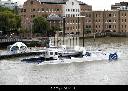 L'observateur de l'énergie est le premier bateau à être alimenté par l'hydrogène en utilisant des cellules photovoltaïques pour convertir l'eau de mer en carburant. Banque D'Images