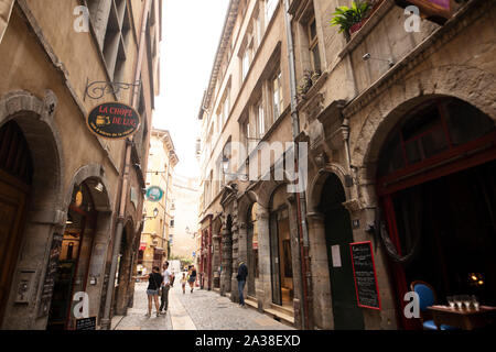 Boutiques et restaurants sur la rue de boeuf dans le quartier historique de la vieille ville de Lyon, France. Banque D'Images