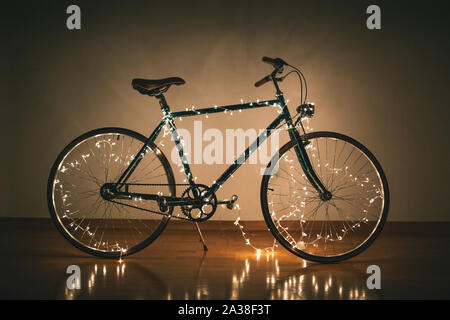 Location de Noël. Décorée avec des lumières de Noël de vélo Banque D'Images
