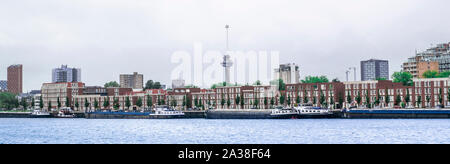 La Nieuwe Maas en face de la tour Euromast à Rotterdam, Pays-Bas Banque D'Images