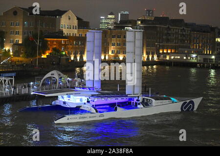 L'observateur de l'énergie est le premier bateau à être alimenté par l'hydrogène en utilisant des cellules photovoltaïques pour convertir l'eau de mer en carburant. Banque D'Images