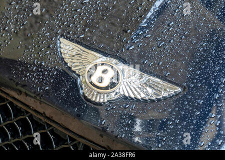 Badge voiture Bentley sur fond noir avec des gouttes d'eau Banque D'Images