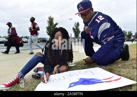 Landover, United States. 06 Oct, 2019. Gantt Trina fait un New England Patriots affiche comme Alan Williams montres avant un match de la NFL contre les Redskins de Washington à FedEx Field à Landover, Maryland, dimanche, Octobre 6, 2019. Photo de David Tulis/UPI UPI : Crédit/Alamy Live News Banque D'Images