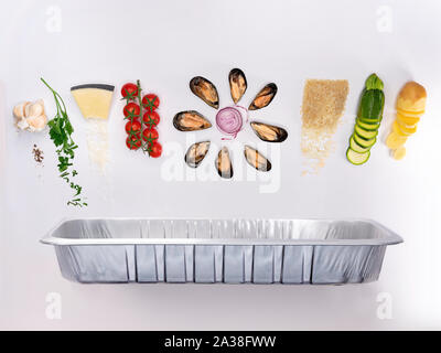 Ingrédients pour un plat traditionnel Pouilles tiella avec le riz, les moules et les pommes de terre Banque D'Images