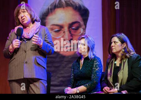 Londres, Royaume-Uni. 5ème Oct, 2019.Londres, Royaume-Uni. 5ème Oct 2019. La lauréate du prix Nobel, journaliste et auteur Svetlana Alexievich (L), parle après réception de la matière première dans la guerre 2018 Prix Anna Politkovskaïa, d'Elena Kudimova (2L), soeur de Politkovskaïa, organisateur et Mariana Katzarova (R) lors d'une cérémonie à Londres le samedi 5 octobre. Alexievich a reçu le prix de l'affirmation des injustices dans l'espace post-soviétique. Le prix à la mémoire de la journaliste Anna qui Polikotkovskaya a été assassiné en 2006, est décerné chaque année par l'atteindre toutes les femmes dans la guerre (matières dans la guerre) la charité au nom d'une femme défenseur des droits de l'homme Banque D'Images