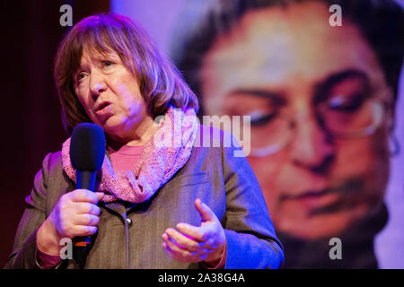 Londres, Royaume-Uni. 5ème Oct, 2019. La lauréate du prix Nobel, journaliste et auteur Svetlana Alexievich parle après réception de la matière première dans le prix Anna Politkovskaya guerre 2018, lors d'une cérémonie à Londres le samedi 5 octobre. Alexievich a reçu le prix de l'affirmation des injustices dans l'espace post-soviétique. Le prix à la mémoire de la journaliste Anna qui Polikotkovskaya a été assassiné en 2006, est décerné chaque année par l'atteindre toutes les femmes dans la guerre (matières dans la guerre) la charité au nom d'une femme défenseur des droits de l'homme d'une zone de conflit. Crédit photo : Luke MacGregor/Alamy Live News Banque D'Images