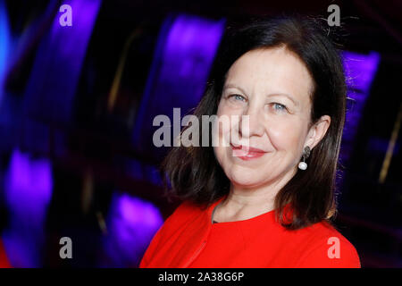 Londres, Royaume-Uni. 5ème Oct, 2019. Journaliste de la BBC Lyse Doucet, pose avant la guerre en matières premières Anna Politkovskaïa Award 2018 cérémonie à Londres samedi 5 octobre. Alexievich a reçu le prix de l'affirmation des injustices dans l'espace post-soviétique. Le prix à la mémoire de la journaliste Anna qui Polikotkovskaya a été assassiné en 2006, est décerné chaque année par l'atteindre toutes les femmes dans la guerre (matières dans la guerre) la charité au nom d'une femme défenseur des droits de l'homme d'une zone de conflit. Crédit photo : Luke MacGregor/Alamy Live News Banque D'Images