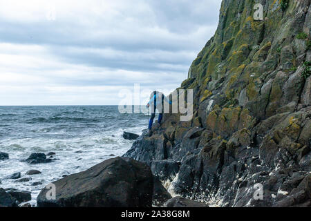 Randonnée à travers les roches côtières homme Bennan, Chef, Arran façon côtières, l'île d'Arran, Ecosse, Royaume-Uni Banque D'Images