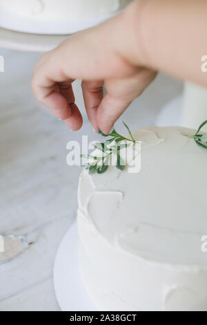 La décoration d'une femme avec des feuilles de gâteau Banque D'Images