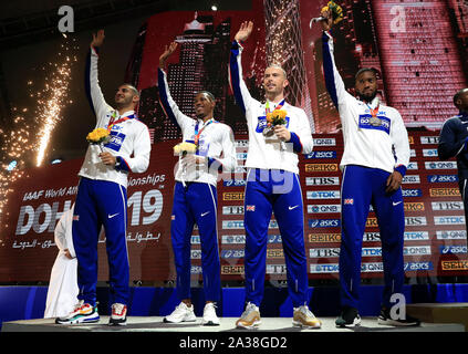 La société britannique Adam Gemili, Zharnel Hughes, Richard Kilty et Nethaneël, Mitchell-Blake (de gauche à droite) célèbrent remportant l'argent pour le relais 4x100 mètres pendant dix jour final de la es Championnats du monde à la Khalifa International Stadium, Doha, Qatar. Banque D'Images