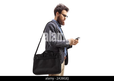 Homme barbu avec sac d'épaule holding a cellphone isolé sur fond blanc Banque D'Images