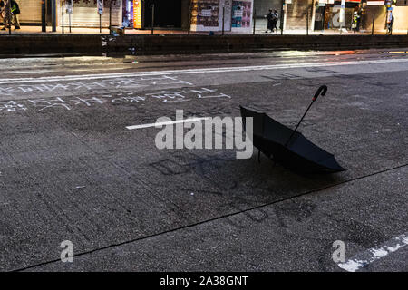 Hong Kong, Chine. 6 octobre, 2019. Un parapluie est vu dans le quartier de Wan Chai. C'était le deuxième jour après le gouvernement de Hong Kong a invoqué les pouvoirs d'urgence d'adopter une interdiction du port de masque de visage en public le vendredi 4 octobre. La violence s'est poursuivie tout au long de Hong Kong comme érigent les incendies et vandalisé les stations de métro, restaurants, banques et bien d'autres installations publiques. Credit : Keith Tsuji/ZUMA/Alamy Fil Live News Banque D'Images