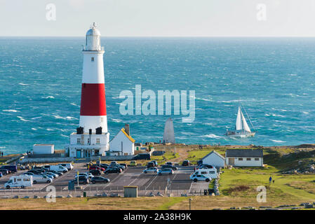 Portland Bill, Dorset, UK. 6e octobre 2019. Météo britannique. Un yacht à voile luttes passé Portland Bill lighthouse à travers les eaux agitées de la course de Portland pour un jour de soleil et de fortes rafales. Le phare de Portland Bill est actuellement en cours de modernisation par Trinity House à l'ancienne optique tournante d'être remplacé par un nouveau voyant. Les travaux ont commencé le 1er octobre doit s'achever le 27 février 2020. Crédit photo : Graham Hunt/Alamy Live News Banque D'Images