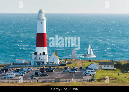 Portland Bill, Dorset, UK. 6e octobre 2019. Météo britannique. Un yacht à voile luttes passé Portland Bill lighthouse à travers les eaux agitées de la course de Portland pour un jour de soleil et de fortes rafales. Le phare de Portland Bill est actuellement en cours de modernisation par Trinity House à l'ancienne optique tournante d'être remplacé par un nouveau voyant. Les travaux ont commencé le 1er octobre doit s'achever le 27 février 2020. Crédit photo : Graham Hunt/Alamy Live News Banque D'Images