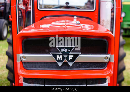 Logo à l'avant d'un vieux tracteur Massey Ferguson rouge. Banque D'Images