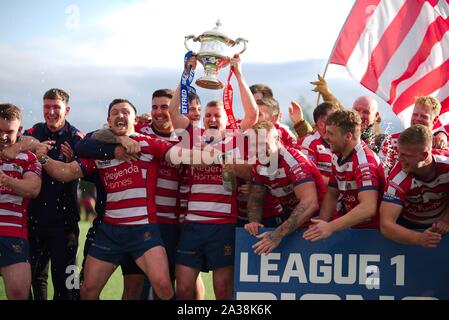 Oldham, Angleterre, 6 octobre 2019. Oldham RLFC célébrer après avoir remporté la Ligue 1 match éliminatoire Betfred contre Newcastle Thunder à l'Vestacare Stadium. Banque D'Images