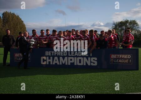 Oldham, Angleterre, 6 octobre 2019. Oldham RLFC sont présentés avec la Ligue Betfred 1 play off Trophée des champions après avoir battu Newcastle Thunder dans la finale play off à l'Vestacare Stadium. Banque D'Images