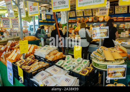 Les clients d'une boutique de fromage hollandais, Rotterdam, Pays-Bas Banque D'Images