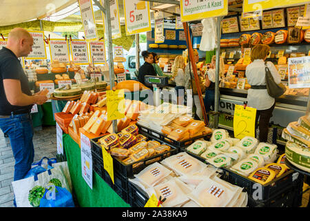 Les clients d'une boutique de fromage hollandais, Rotterdam, Pays-Bas Banque D'Images