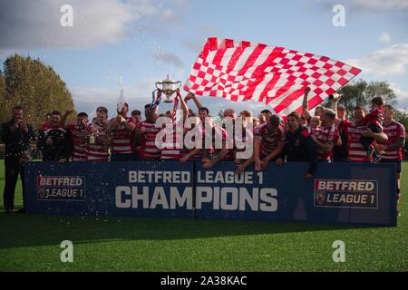 Oldham, Angleterre, 6 octobre 2019. Oldham RLFC célébrer après avoir remporté la Ligue 1 match éliminatoire Betfred contre Newcastle Thunder à l'Vestacare Stadium. Banque D'Images