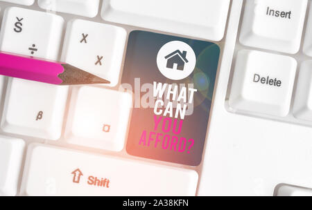 Signe texte montrant que pouvez-vous vous permettre Question. Texte photo d'affaires Donnez-nous votre budget, disponibilité de l'argent avec clavier pc blanc papier vide Banque D'Images