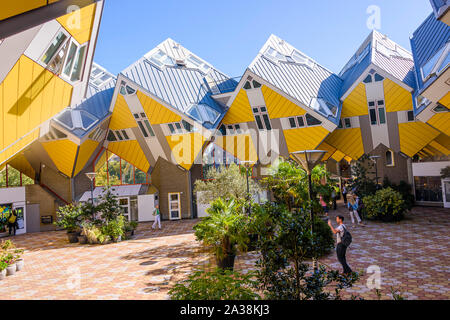 L'architecture moderne Maisons Cube, conçu par Piet Blom, et conçu pour maximiser l'espace intérieur, sans utiliser beaucoup d'espace au sol. Rotterdam, N Banque D'Images