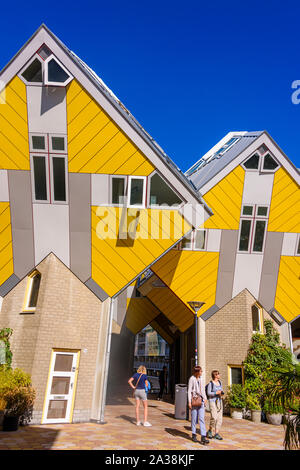 L'architecture moderne Maisons Cube, conçu par Piet Blom, et conçu pour maximiser l'espace intérieur, sans utiliser beaucoup d'espace au sol. Rotterdam, N Banque D'Images