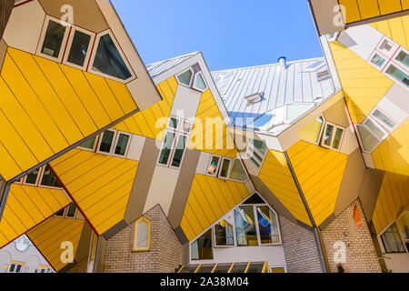 L'architecture moderne Maisons Cube, conçu par Piet Blom, et conçu pour maximiser l'espace intérieur, sans utiliser beaucoup d'espace au sol. Rotterdam, N Banque D'Images