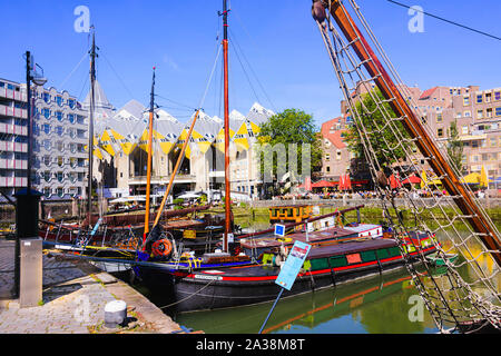 Old Wooden yachts amarrés à côté des maisons Cube, Rotterdam, Pays-Bas Banque D'Images