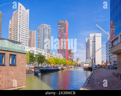 Blocs de bureau moderne, avec des bateaux amarrés le long du Boerengat, Rotterdam, Pays-Bas Banque D'Images