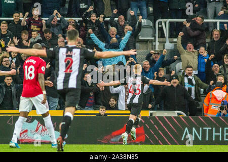 Newcastle, Royaume-Uni. 06 Oct, 2019. Matthieu Longstaff de Newcastle United célèbre après avoir marqué au cours de la Premier League match entre Newcastle United et Manchester United à St James Park, Newcastle, Angleterre le 6 octobre 2019. Photo de James Gill/Premier Images des médias. Credit : premier Media Images/Alamy Live News Banque D'Images