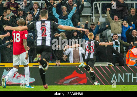 Newcastle, Royaume-Uni. 06 Oct, 2019. Matthieu Longstaff de Newcastle United célèbre après avoir marqué au cours de la Premier League match entre Newcastle United et Manchester United à St James Park, Newcastle, Angleterre le 6 octobre 2019. Photo de James Gill/Premier Images des médias. Credit : premier Media Images/Alamy Live News Banque D'Images