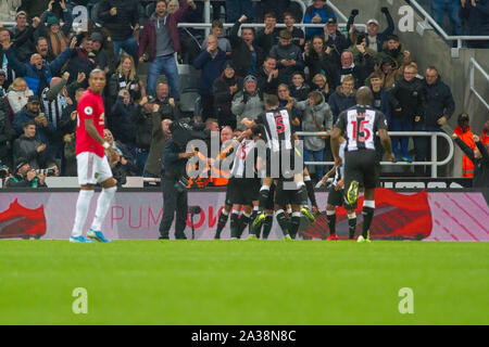 Newcastle, Royaume-Uni. 06 Oct, 2019. Matthieu Longstaff de Newcastle United célèbre après avoir marqué au cours de la Premier League match entre Newcastle United et Manchester United à St James Park, Newcastle, Angleterre le 6 octobre 2019. Photo de James Gill/Premier Images des médias. Credit : premier Media Images/Alamy Live News Banque D'Images