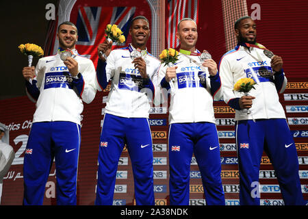 La société britannique Adam Gemili, Zharnel Hughes, Richard Kilty et Nethaneël, Mitchell-Blake (de gauche à droite) célèbrent remportant l'argent pour le relais 4x100 mètres pendant dix jour final de la es Championnats du monde à la Khalifa International Stadium, Doha, Qatar. Banque D'Images