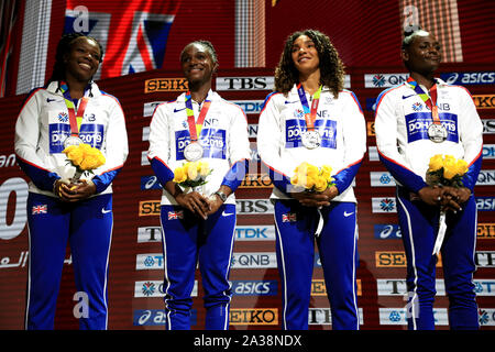 La société britannique Philip Asha, Dina Asher-Smith, Ashleigh Nelson et Daryll Neita (de gauche à droite) célèbrent remportant l'argent pour les femmes du 4x100 mètres relais au cours de dix jours aux Championnats du monde de l'IAAF au Khalifa International Stadium, Doha, Qatar. Banque D'Images