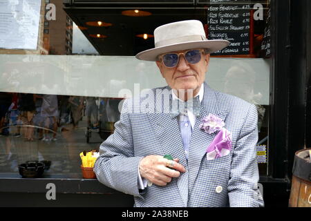 M. George Skeggs AKA Soho George a fréquenté les cafés et restaurants de Soho pour 60 ans. Banque D'Images