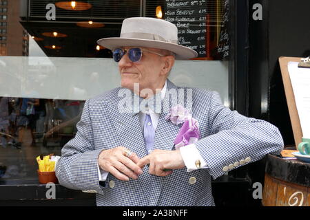 M. George Skeggs AKA Soho George a fréquenté les cafés et restaurants de Soho pour 60 ans. Banque D'Images