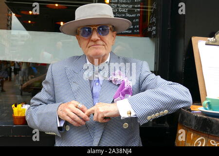 M. George Skeggs AKA Soho George a fréquenté les cafés et restaurants de Soho pour 60 ans. Banque D'Images