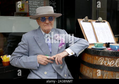 M. George Skeggs AKA Soho George a fréquenté les cafés et restaurants de Soho pour 60 ans. Banque D'Images