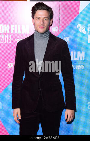 James Norton assistant à la première de Mr Jones, dans le cadre de la BFI London Film Festival, au Curzon Mayfair à Londres. Banque D'Images