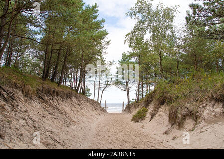 Entrée de la plage à Karwia (Pologne) Banque D'Images