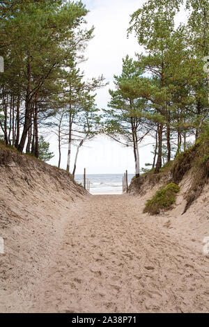 Entrée de la plage à Karwia (Pologne) Banque D'Images