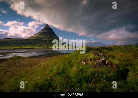 Beaux nuages sur la montagne Kirkjufell. L'Islande Banque D'Images