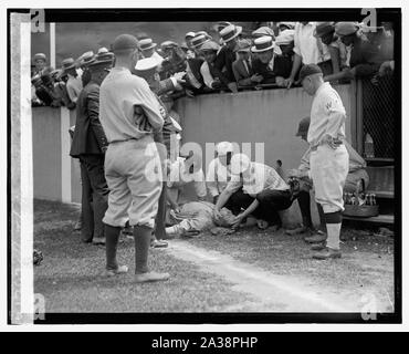 Ruth K.O., 7/6/24 ; Photo montre joueur de baseball Babe Ruth assommé, après il s'est heurté à un mur de béton à Griffith Stadium, Washington, D.C., tout en essayant d'attraper une fausse balle le 5 juillet 1924. (Source : Flickr Commons Project, 2009 et New York Times, 6 juillet 1924) ; Banque D'Images