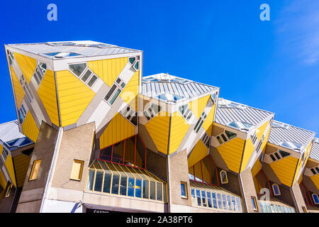 L'architecture moderne Maisons Cube, expérience pour offrir le maximum de surface avec un encombrement minimum, Rotterdam, Pays-Bas. Banque D'Images